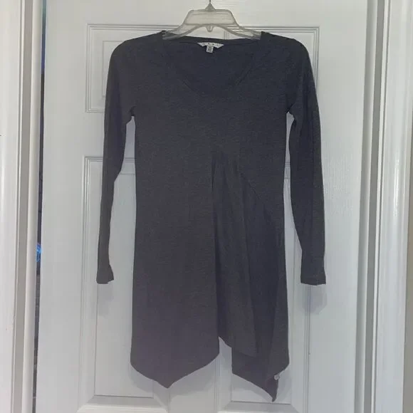 ✨CAbi #250 Gray Shark Bite Tunic Top - Picture 7 of 8